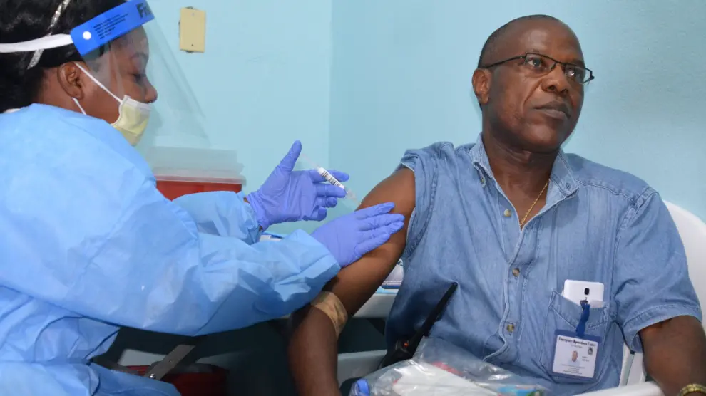 Un médico voluntario recibe una vacuna experimental contra el ébola en un centro médico de Monrovia (Liberia).