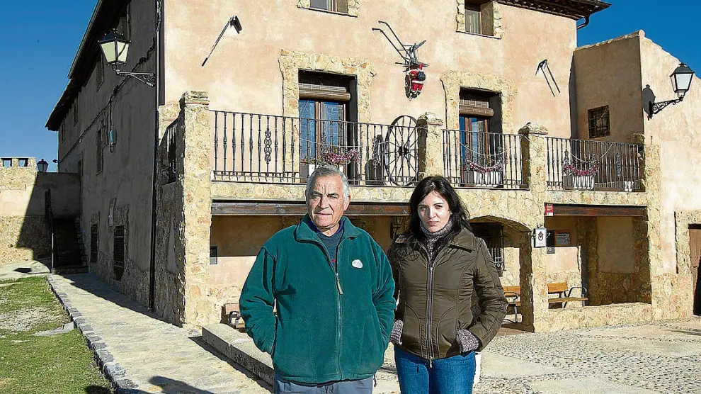 Francisco y Consuelo López, padre e hija, en la masía Los Camineros, de Cella.