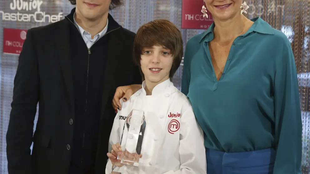 Los chefs Jordi Cruz y Samantha Vallejo Nájera posan con Manuel, ganador de esta edición.