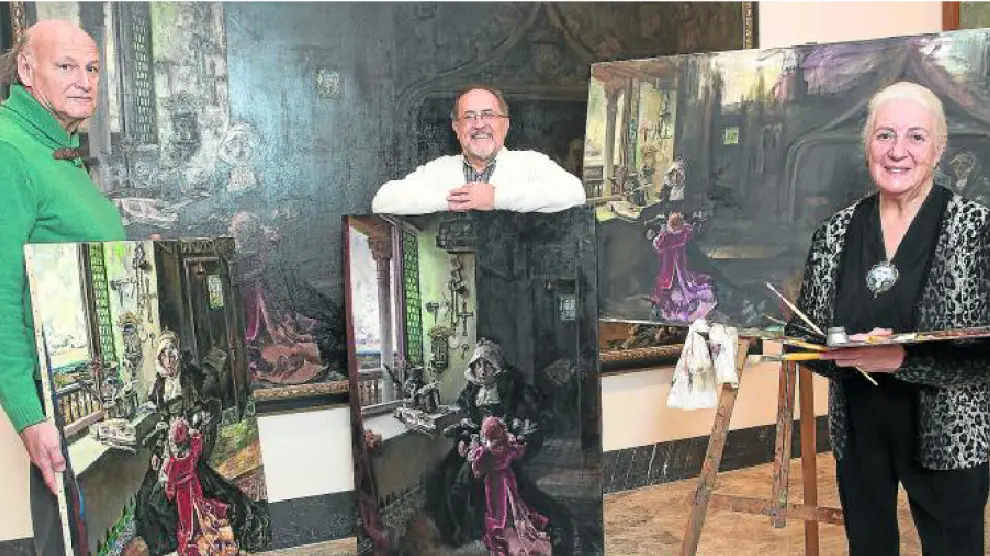 Luis Lucea y Ricardo Lamenca, con sus cuadros terminados, posan con María Luisa Usón, en pleno proceso de creación, frente a la obra original de Francisco Pradilla.