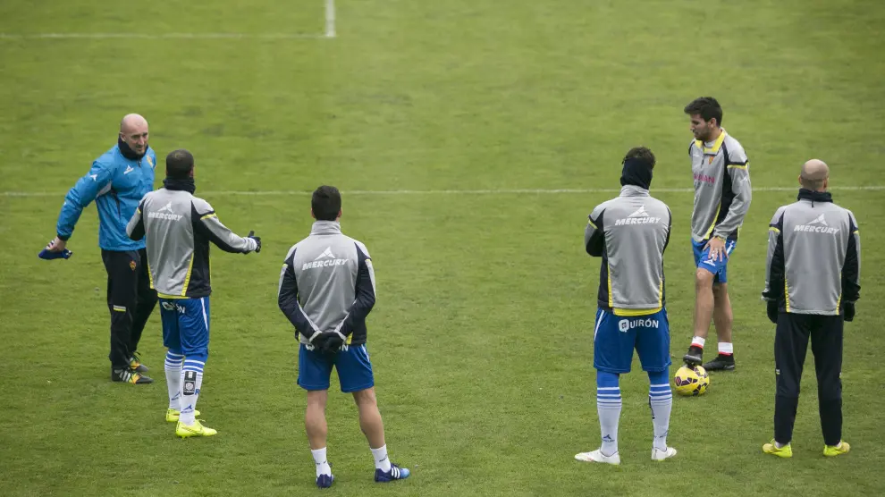 Popovic y sus jugadores, en un entrenamiento del Real Zaragoza