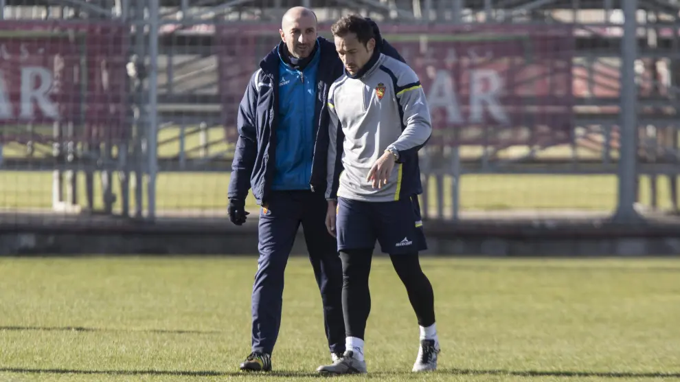Popovic conversa con Tato durante un entrenamiento del Real Zaragoza