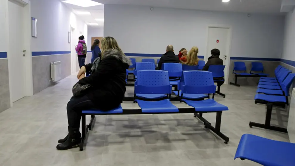 Pacientes en la sala de espera del consultorio local de Camaretas, integrado en Soria Rural.