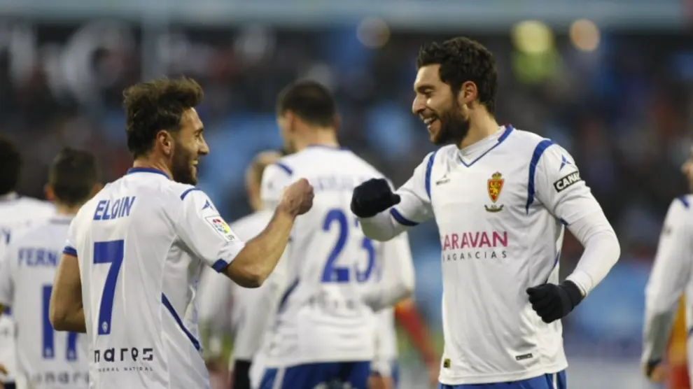 Borja y Eldin celebran uno de los goles del Real Zaragoza