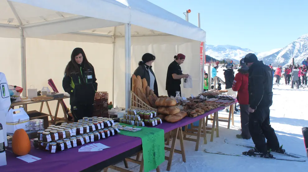 Puestos de venta de algunos productores del valle de Benasque que participaron este sábado en el Cerler Gourmet.