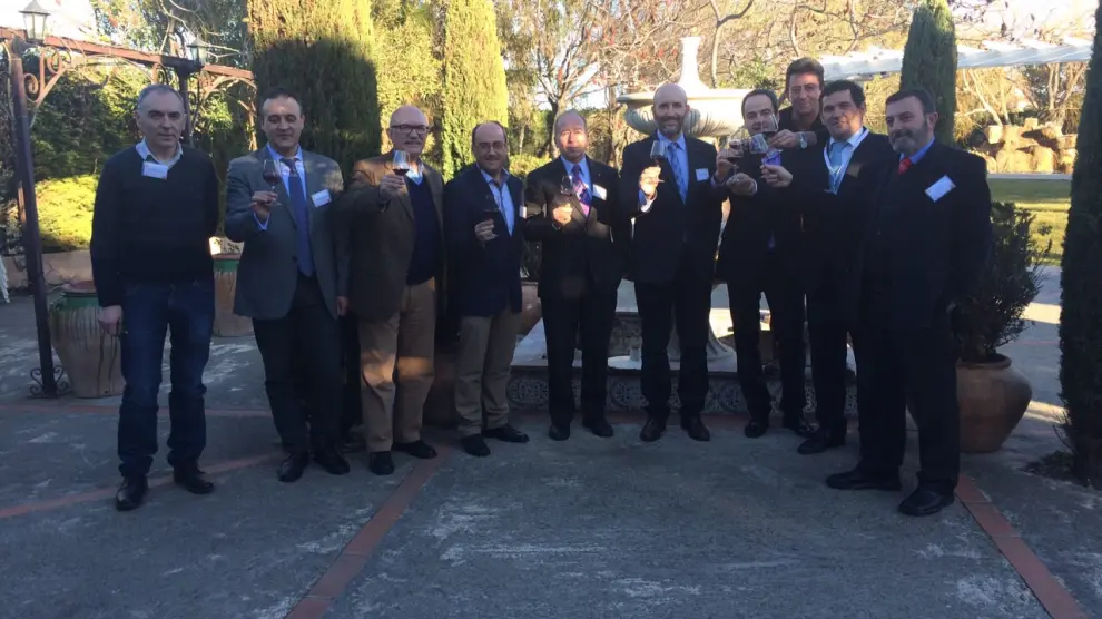 Los miembros de la delegación aragonesa brindan por el triunfo de la candidatura del Campo de Borja en Perpiñán.