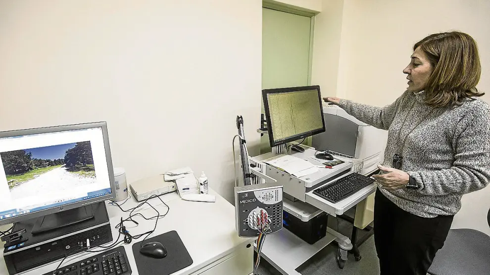 Cristina Andreu, doctora en Psicología forense, muestra los ordenadores de los P300 y P400.