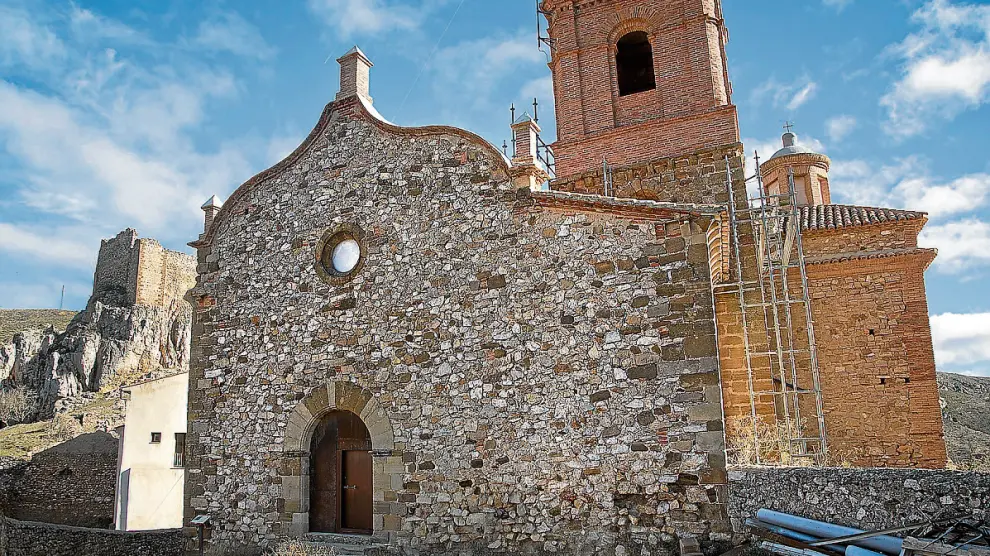 Tanto la iglesia de San Millán como el castillo al fondo están declarados bien de interés cultural