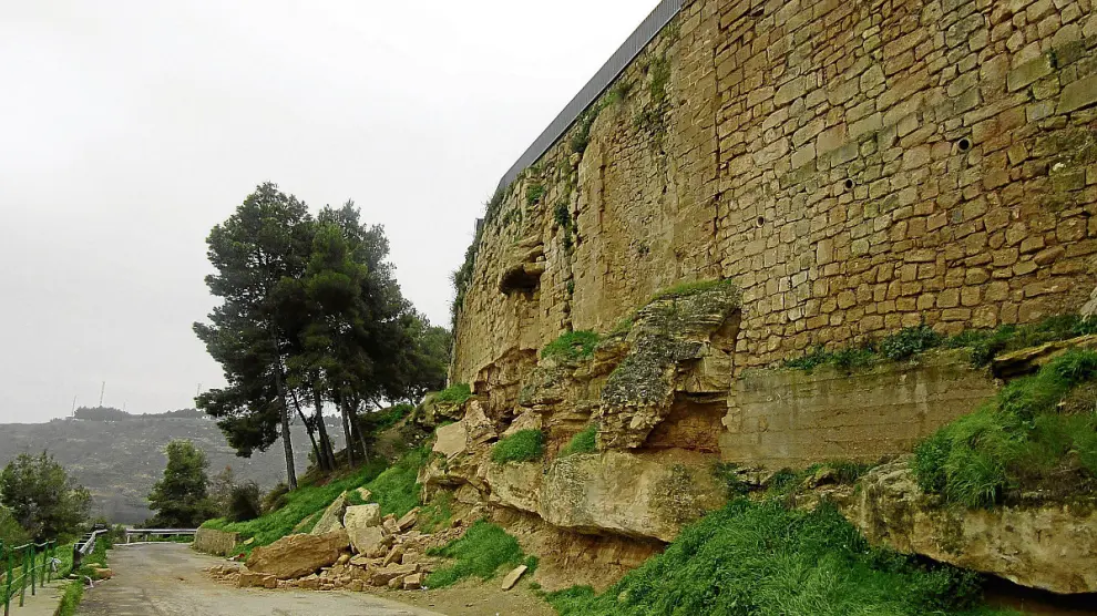 El desprendimiento de unas rocas ha afectado a la base de la muralla del castillo.