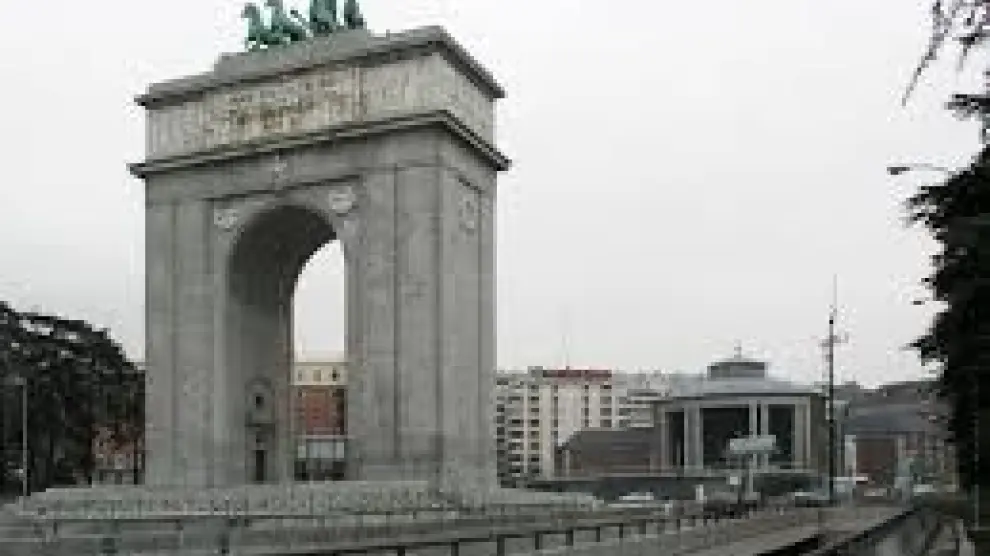 Arco de la Victoria situado a la entrada de la capital en la carretera de La Coruña.