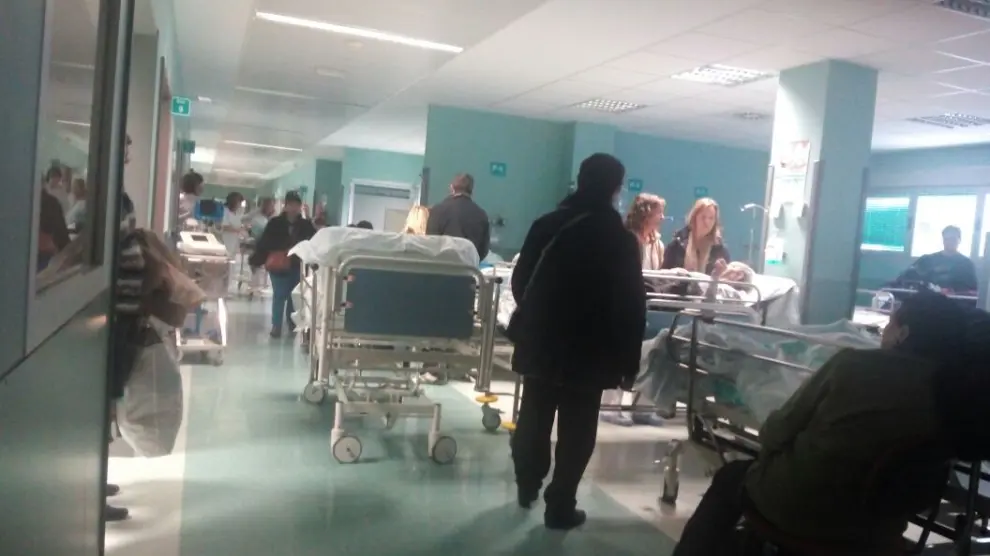 Pacientes encamados en los pasillos de las Urgencias del Miguel Servet.