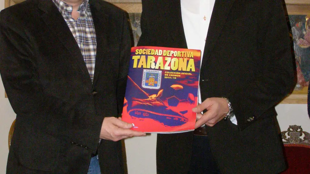A la izquierda el alcalde de Tarazona que recibe el álbum de manos del presidente de la Sociedad Deportiva Tarazona