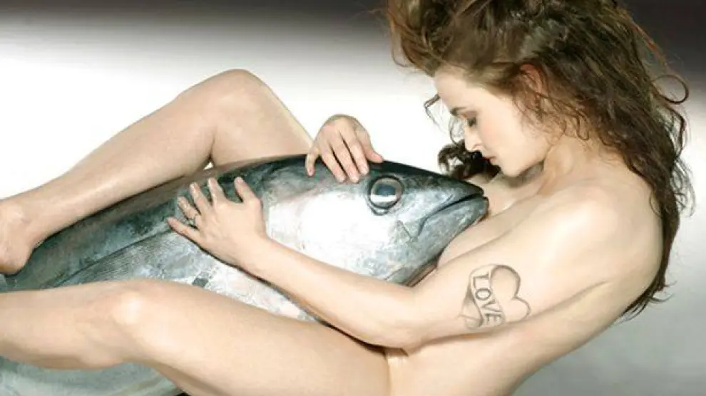 Helena Bonham Carter se desnuda para denunciar el exceso de la pesca