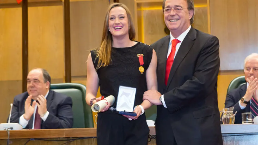 Carlos Pérez Anadón le entrega el premio a Mireia Belmonte