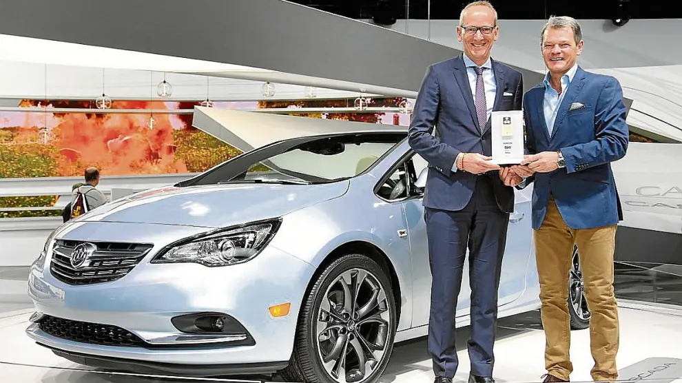 En la foto, Neumann yTomas Hirschberger, editor jefe en funciones de Auto Bild, junto al nuevo Buick Cascada.