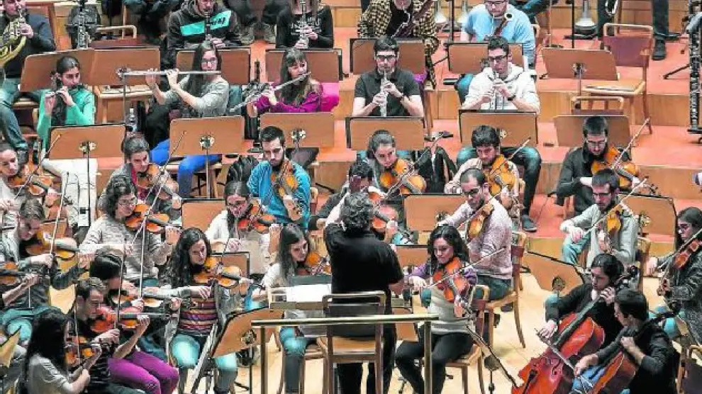 La orquesta, dirigida por José Ramón Encinar, durante un ensayo ayer en la sala Mozart.