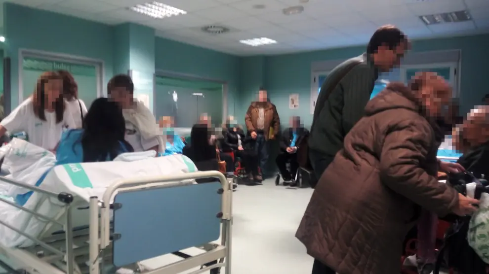 Varios pacientes encamados y en sillas de ruedas en los pasillos de urgencias del Miguel Servet, el pasado miércoles.