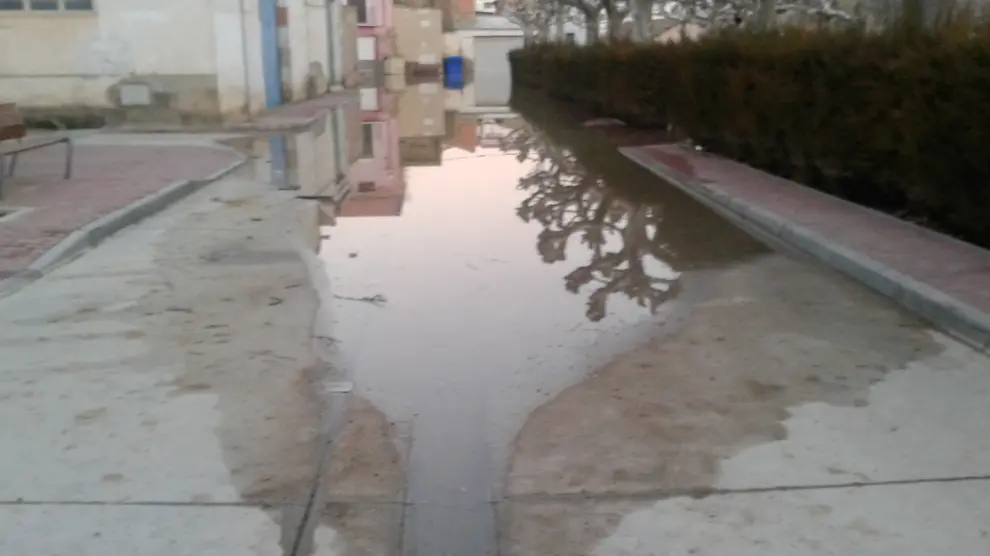 Una calle de Novillas, este jueves, afectada por el agua