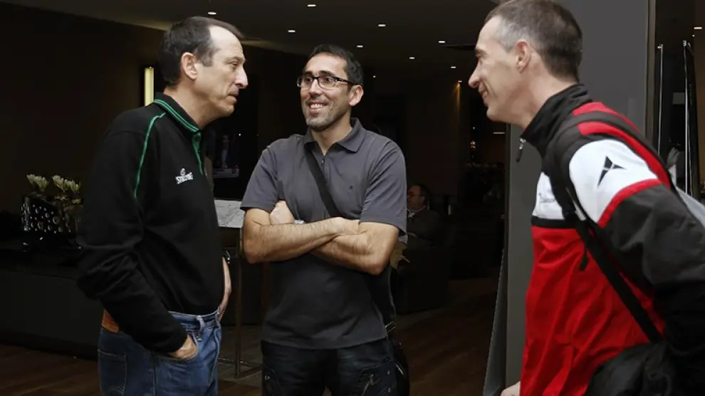 Ruiz Lorente y Willy Villar charlan con Salva Maldonado, técnico del Joventut