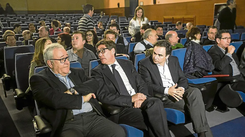 José Ángel Biel, Arturo Aliaga y Xavier de Pedro, ayer, en el comité nacional del PAR.