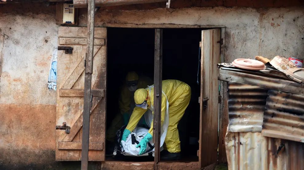 Trabajadores sanitarios de Sierra Leona trasladan el cuerpo sin vida de un paciente de ébola en Freetown (Sierra Leona).