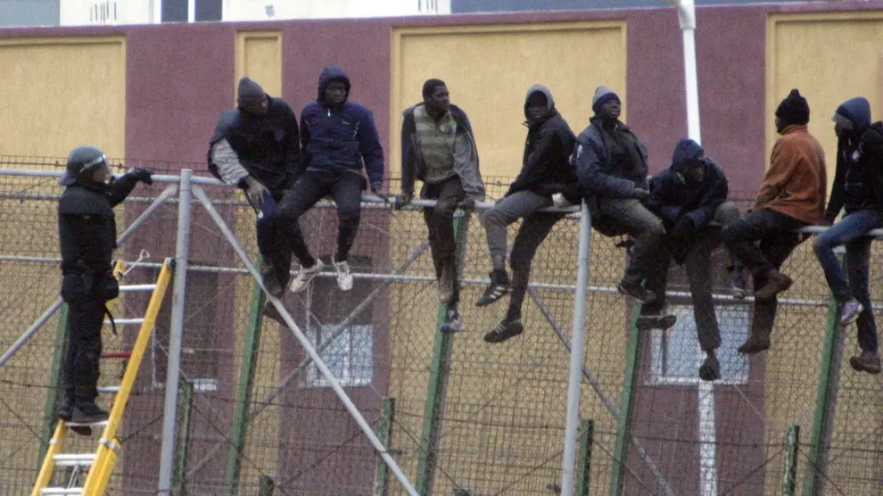 Inmigrantes encaramados a la valla de Melilla