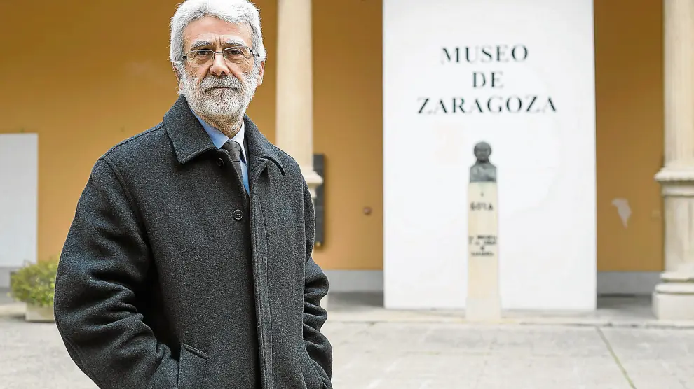 Miguel Beltrán, en el patio del museo que ha dirigido durante 40 años.