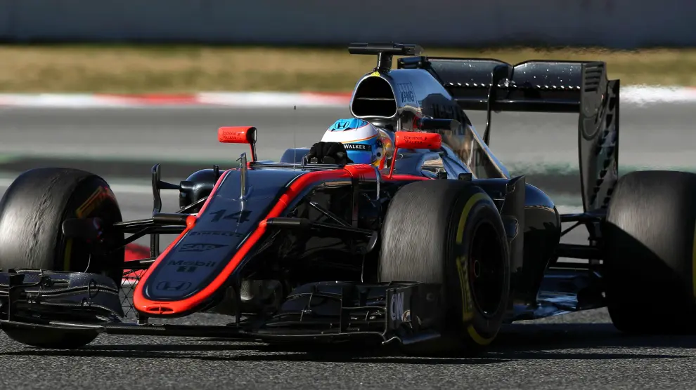El piloto español de McLaren Fernando Alonso, durante la cuarta tanda de entrenamientos