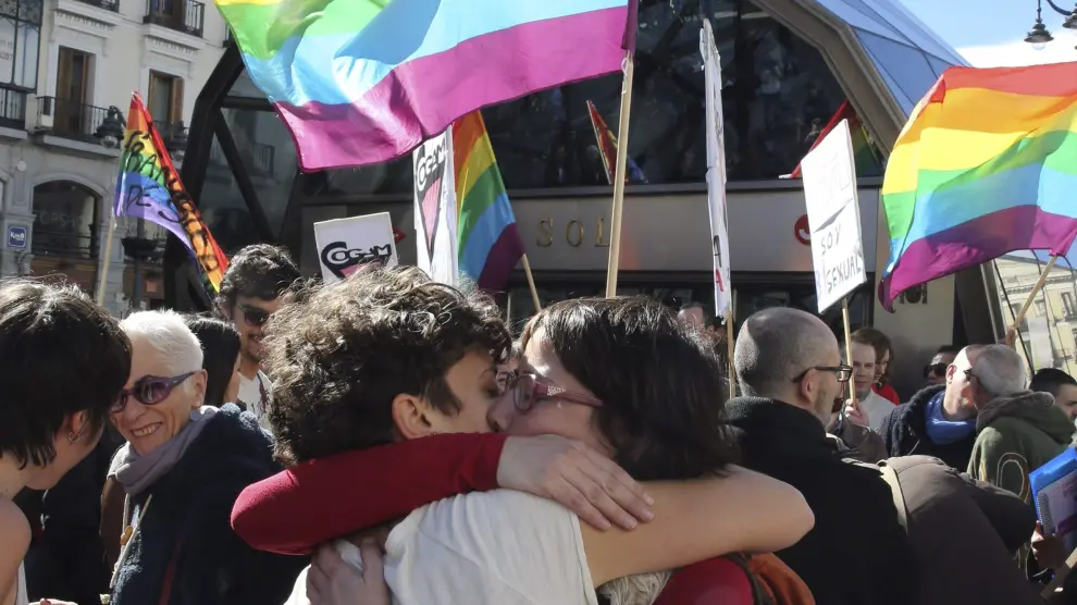 Una pareja se besa contra la homofobia