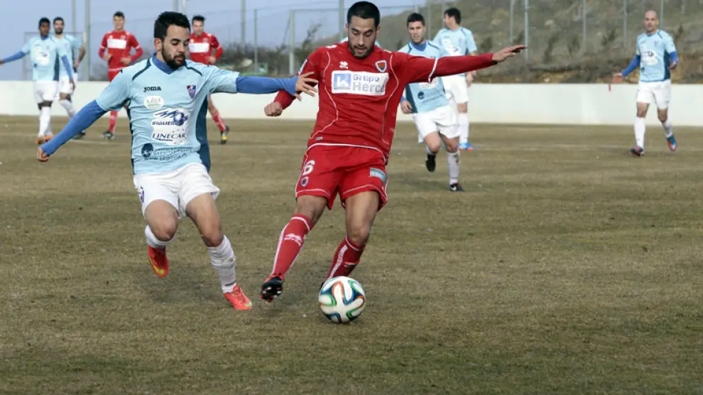 Plaza conduce el rival ante un futbolista de la Segoviana