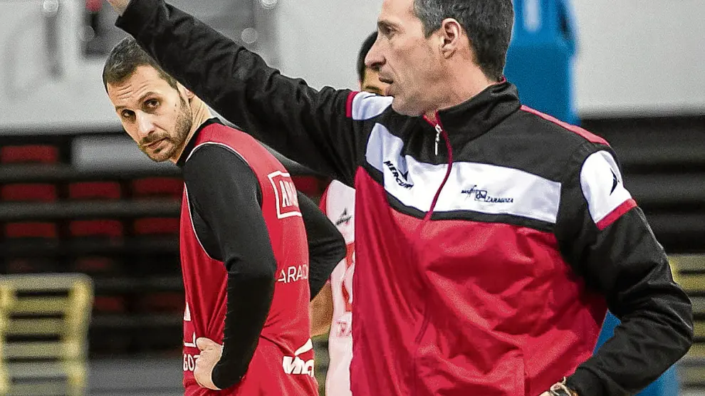 Joaquín Ruiz Lorente, técnico del CAI Zaragoza, da instrucciones a sus jugadores.