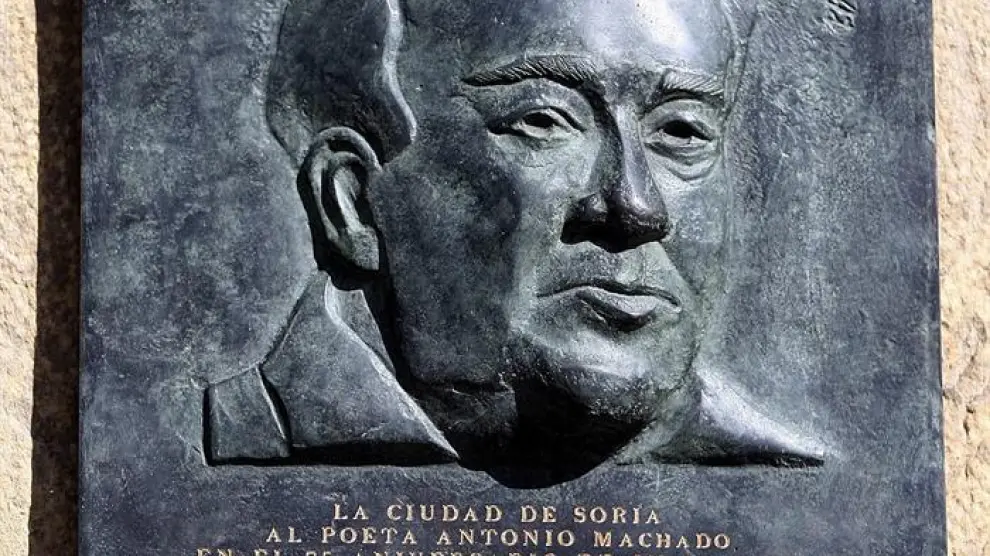 Una placa con la efigie en bronce de Antonio Machado, colocada en la que fue Casa del Común, rinde homenaje al poeta universal.