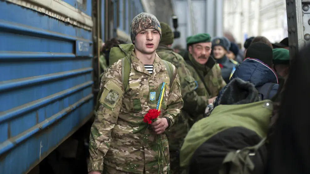 Soldados ucranianos vuelves a sus casas tras luchar en el este del país