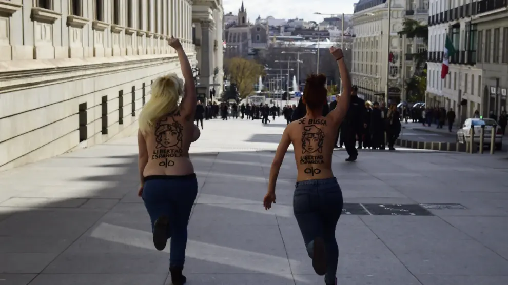 Activistas de Femen protestan a pecho descubierto ante el Congreso contra 'Ley Mordaza'
