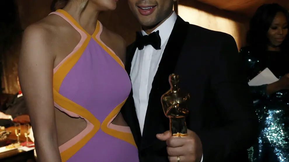 ?John Legend posa junto a su mujer tras recibir el Óscar a la mejor canción original
