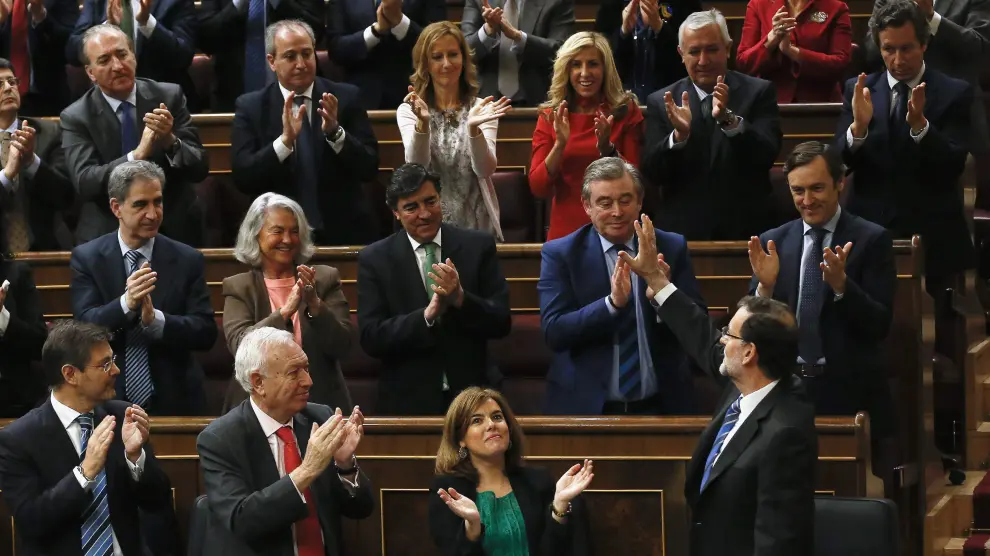 Rajoy saluda a los diputados del PP que le aplauden tras su intervención en el debate sobre el estado de la Nación