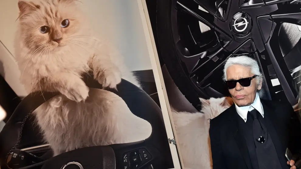 Kar Lagerfeld, junto a una fotografía de su gata.