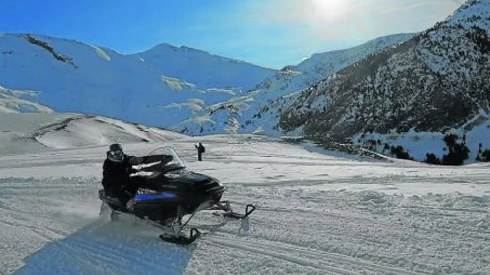 Sensación de velocidad y naturaleza con motos de nieve.