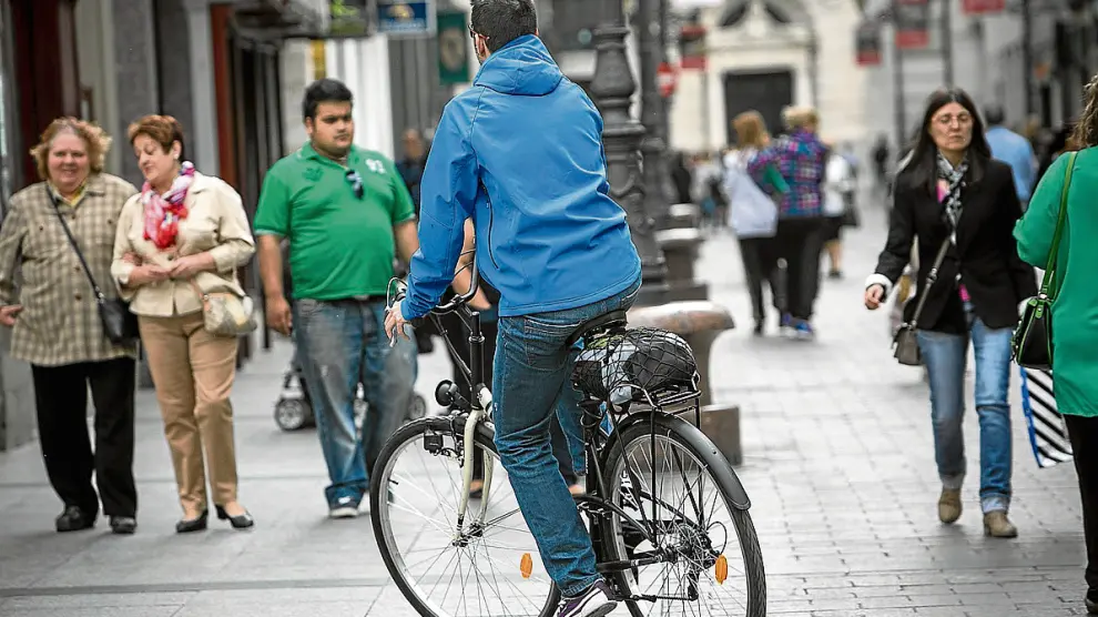 Las bicicletas podrán circular por un millar de calles semipeatonales hasta ahora prohibidas