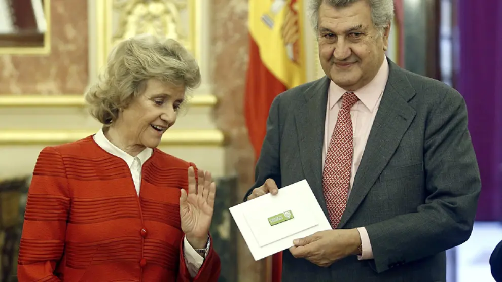 La Defensora del Pueblo, Soledad Becerril, junto a Jesús Posada, en la presentación del balance anual de 2014