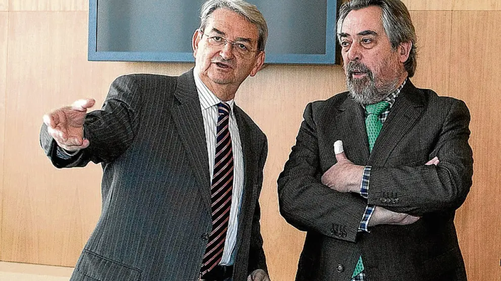 Belloch, hace un año, con el presidente de la Audiencia, Julio Arenere.