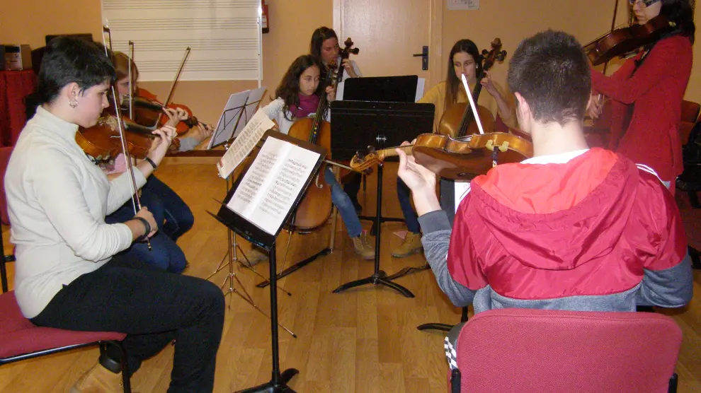 Alumnos de orquesta profesional ensayando en el Conservatorio de Tarazona