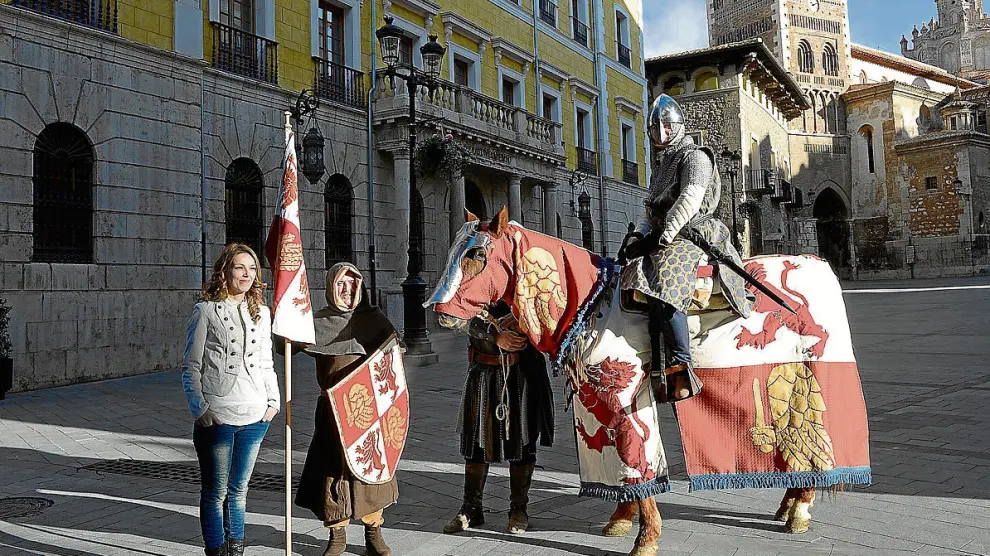 María del Carmen Casero posa con las indumentarias del jinete, escudero y caballo ganadoras.