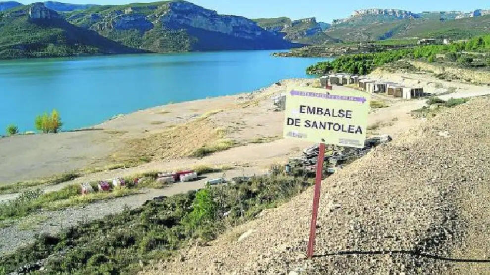 El embalse de Santolea, en la foto, riega en torno a 20.000 hectáreas de cultivos.