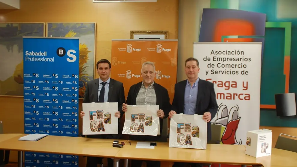 Sorolla, Catalán y Quibus durante la presentación de la nueva campaña en Fraga.
