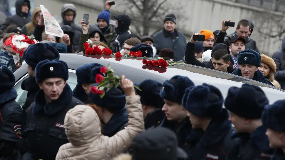 Multitudinaria despedida a Boris Nemtsov en Moscú