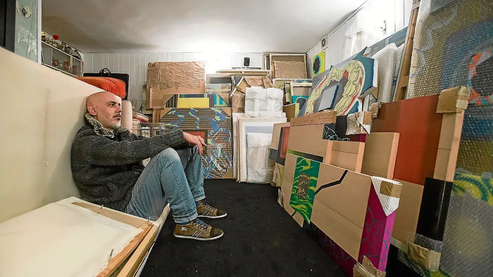 Jesús Fraile, en la bodega de su casa en Zaragoza, rodeado de sus cuadros.