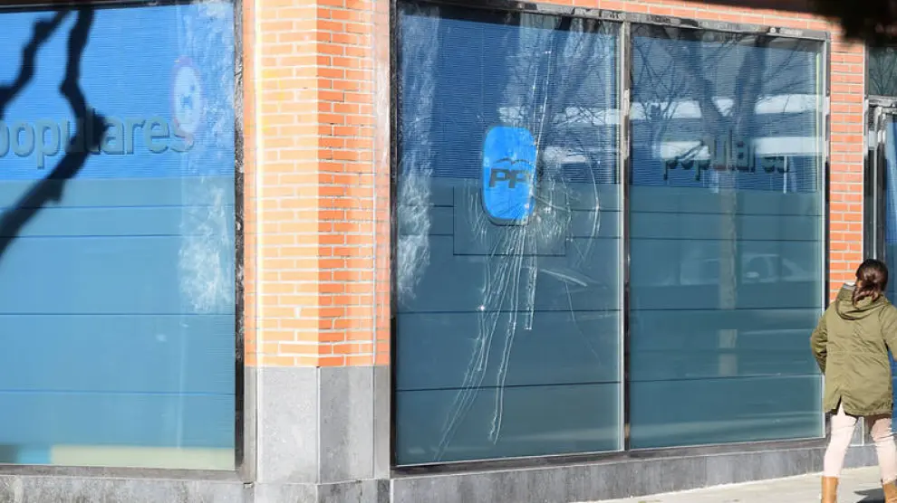 Detenidos cuatro menores como presuntos autores de los daños a la   sede del PP de Huesca