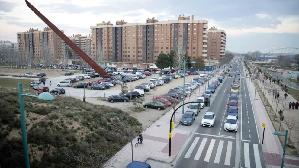 CHA solicita habilitar zonas de aparcamiento en los barrios afectados por la crecida del Ebro
