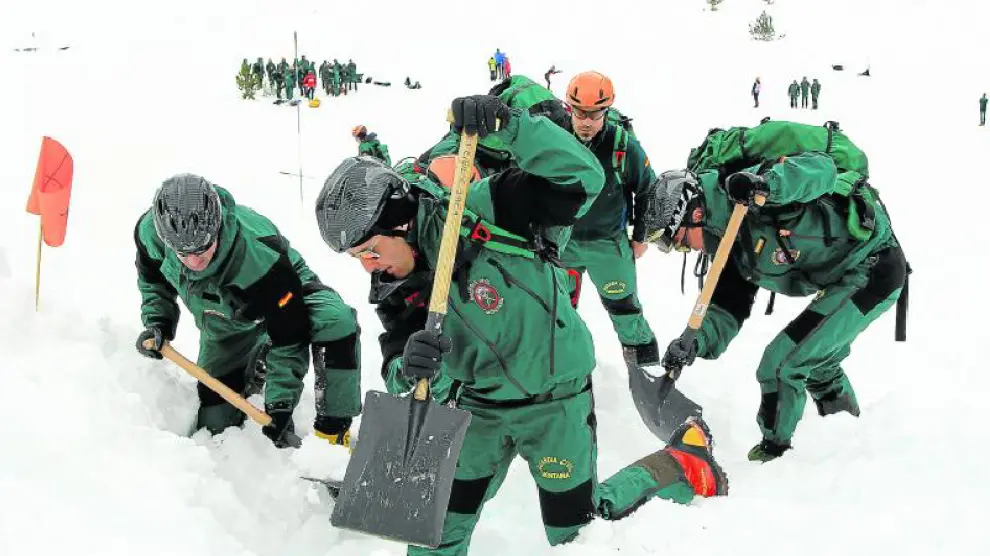 Un equipo de rescate excava para acceder a un vivac de supervivencia, como el de los militares atrapados en el pico de la Raca.